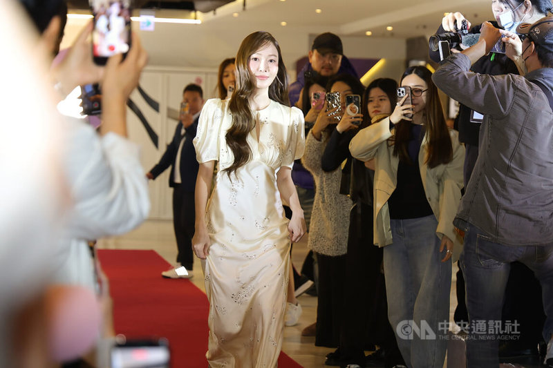 韓國女星Jessica鄭秀妍（中）來台出席品牌活動，9日下午在記者會優雅亮相，吸引大批粉絲搶拍。中央社記者翁睿坤攝　114年12月9日