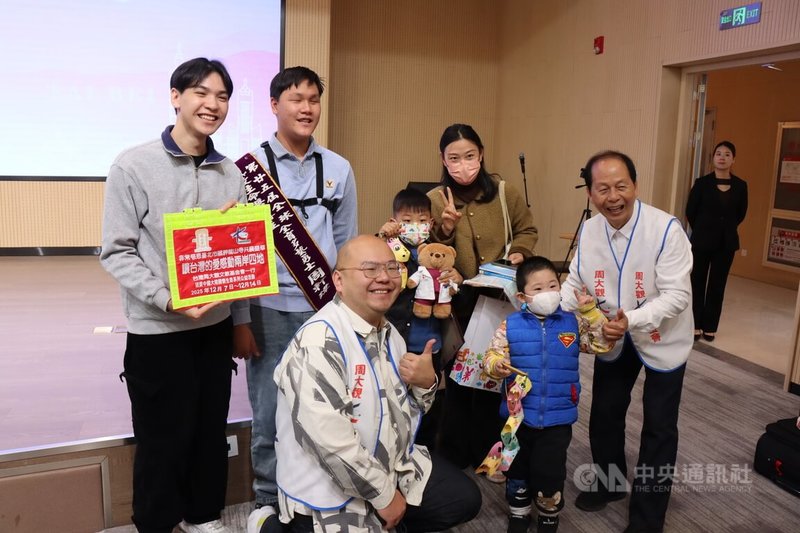 周大觀基金會9日在上海市兒童醫院頒發「抗癌圓夢助學金」給9名中國大陸抗癌小鬥士。來自台灣台南、勇敢抗癌的蔡宗憲(左1)目前是高雄科技大學水產食品科學系學生,台中市啟明學校高職部二年級的周軒瑋(左2)表演吹奏薩克斯風和歌唱,他們與獲得助學金的上海學童一同合影。中央社記者張淑伶上海攝 114年12月9日