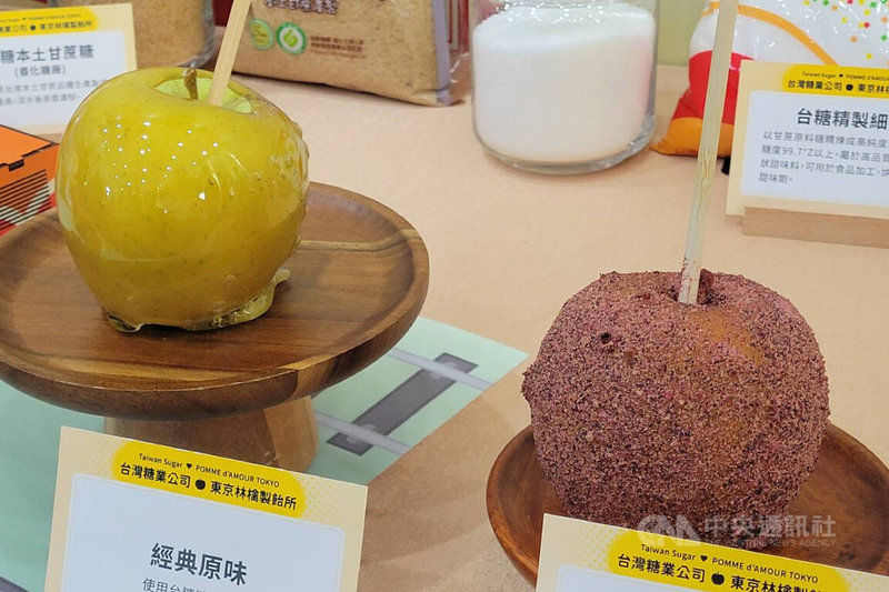 日本蘋果糖專賣店「東京林檎製飴所」社長池田喬俊因狂掃台糖外觀貌似「白粉」的砂糖,返國時被海關盯上而爆紅,9日他造訪台糖公司,並現場製作展示蘋果糖工藝。中央社記者楊思瑞攝 114年12月9日