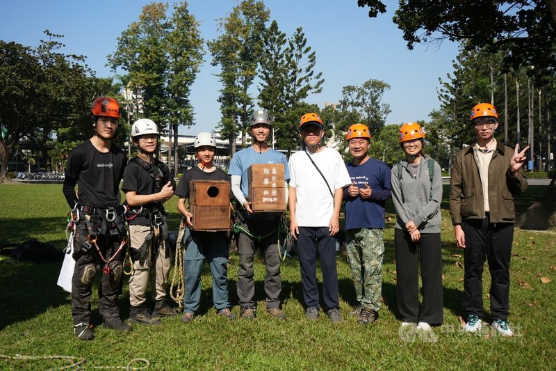 屏東大學自然生態觀察社指導老師林豐雄(右3)9日帶著社團學生在屏商校區物色巢箱設置處,並商請屏東科技大學攀樹社及賞鳥社支援,攜手營造友善生態環境。中央社記者黃郁菁攝 114年12月9日