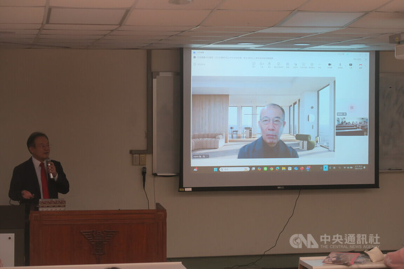 淡江大學日本政經研究碩士班教授蔡錫勲(站立者)9日邀請日本陸上自衛隊退役將領小川清史以視訊方式,以「台灣與日本:評估敵方基地攻擊與反擊能力」為題,對淡大學生發表演講。中央社記者吳書緯攝 114年12月9日