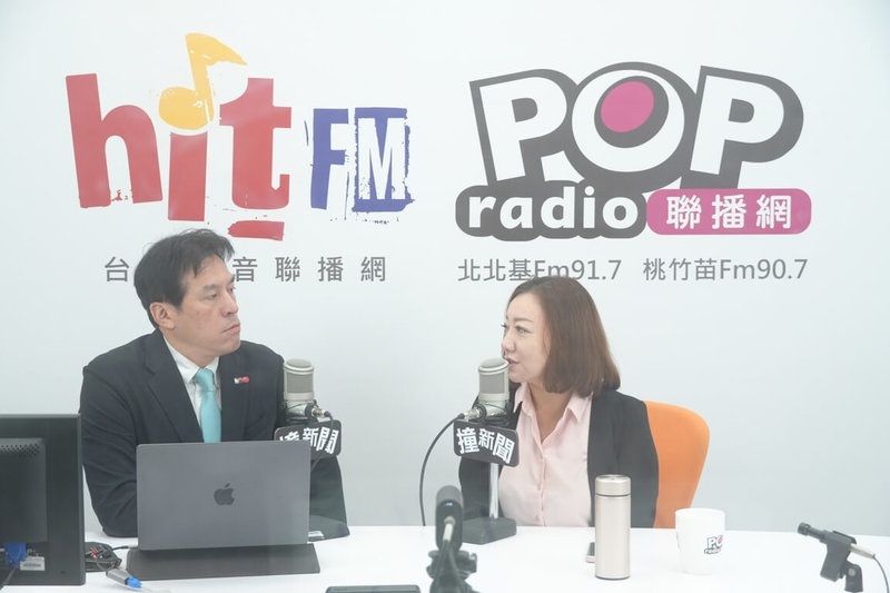 台灣民眾黨宜蘭縣長提名人陳琬惠（右）9日接受廣播節目專訪時談及選舉議題，目前包含國民黨立委吳宗憲與宜蘭縣議長張勝德都有意參選，而她自認是3人中的「最大公約數」，盼整合進度能加快。（POP Radio「POP撞新聞」提供）中央社記者王朝鈺傳真 114年12月9日