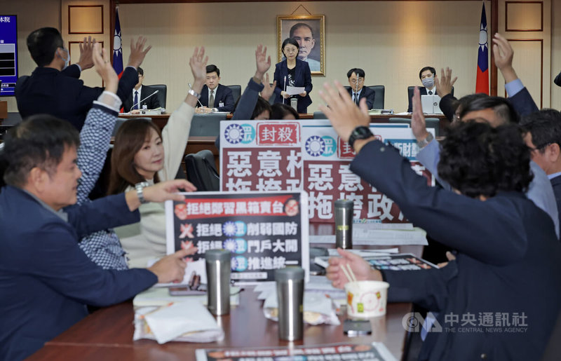 立法院9日召開程序委員會，程序委員會召委、國民黨立委翁曉玲（後右3）主持會議，在藍白立委聯手下，再度封殺行政院所提1.25兆國防特別條例及財劃法草案排入12日立法院會的報告事項議程。中央社記者裴禛攝 114年12月9日