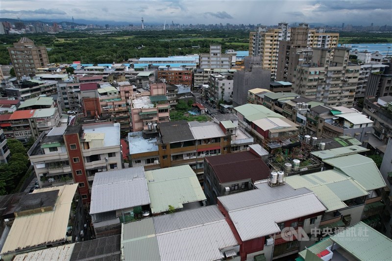 內政部表示，危老條例修法納入老宅延壽，與都更、危老互補，協助無法整合的社區強化安全，並為未來重建預做準備。圖為台北市北投區房屋一景。（中央社檔案照片）