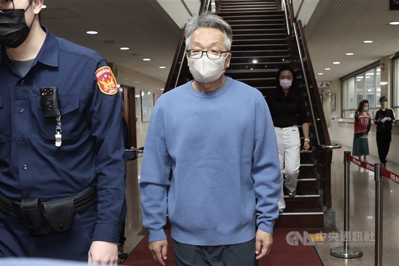 民進黨前立委陳歐珀（中）被控立委任內涉貪，北檢依貪污等罪起訴，台北地院日前裁定新台幣500萬元交保，並限制出境、出海並戴電子腳環。台灣高等法院駁回檢方抗告，本件交保確定。（中央社檔案照片）