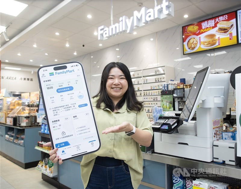 圖為全家超商今年於會員APP中推出「健康生態圈」功能。 （中央社檔案照片）