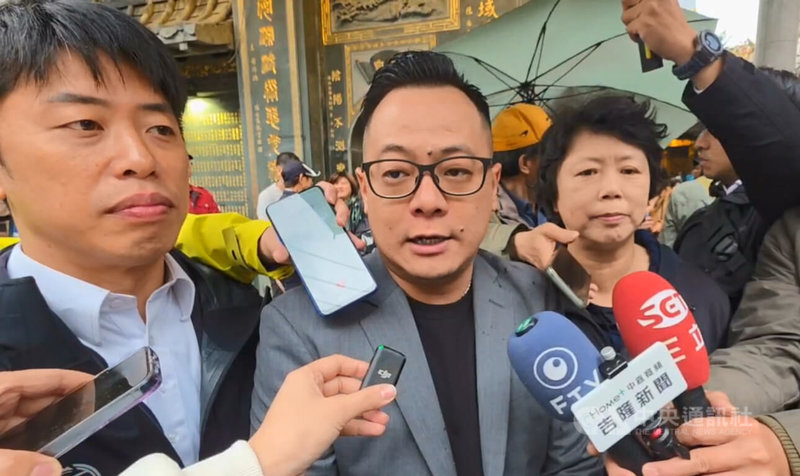 民進黨籍基隆市議會議長童子瑋（中）9日出席在慶安宮舉行的「台灣全民安全指引」宣講會，他受訪時表示，無論黨內基隆市長提名人選是誰，希望這名人選能真正關心市民生活及了解在地。中央社記者王朝鈺攝　114年12月9日