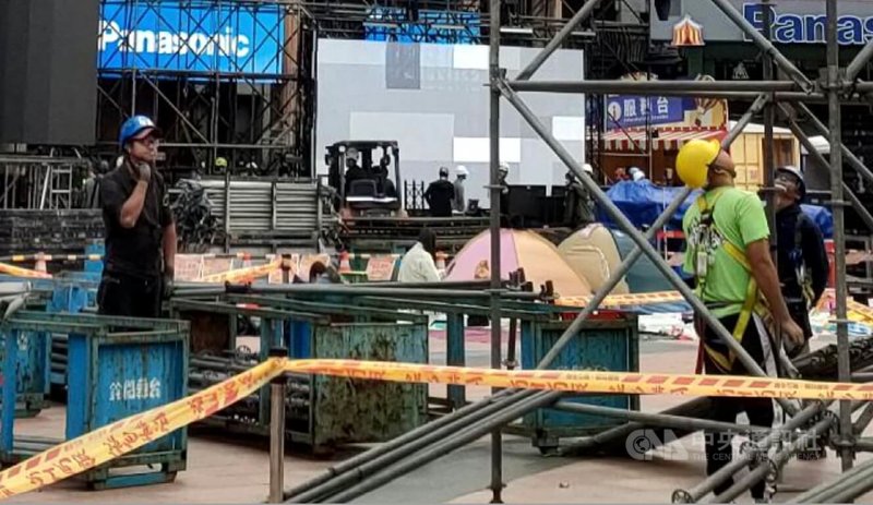 2025新北歡樂耶誕城「巨星耶誕演唱會」13日將登場，舞台工程9日持續趕工中，儘管還有4天時間，但現場已可見民眾在施工區域內活動、搭帳篷等。中央社記者黃旭昇新北市攝　114年12月9日