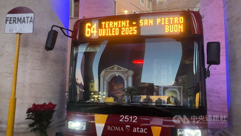 梵蒂岡百大馬槽展8日開幕,最受矚目的大型作品是一台用羅馬公共汽車改裝的馬槽。中央社記者黃雅詩羅馬攝 114年12月9日
