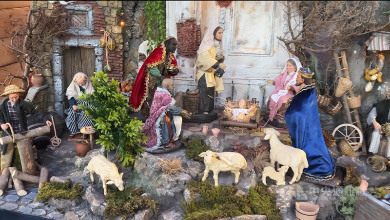 梵蒂岡百大馬槽展8日開幕,義大利最傳統常見的馬槽是寫實風格,細節精緻,特寫鏡頭下宛如穿越時空進入古代場景。中央社記者黃雅詩羅馬攝 114年12月9日