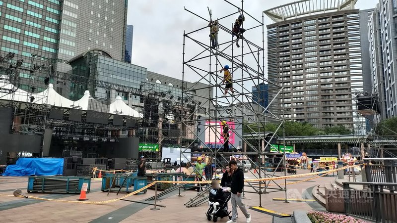 2025新北歡樂耶誕城13、14日將舉辦巨星耶誕演唱會，舞台鷹架工程9日持續進行。中央社記者黃旭昇新北市攝　114年12月9日