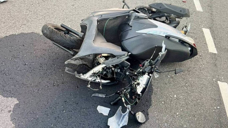 37歲紀姓男子騎乘普通機車，行經苗栗市經國路與中華路口，疑似闖紅燈撞上劉姓男子駕駛的自小客車，紀男一度受困車底，機車車頭被撞得支離破碎，幸無生命危險。（警方提供）中央社記者管瑞平傳真  114年12月9日