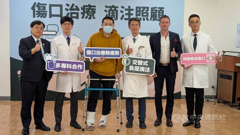 一場國道車禍導致蘇先生雙腳小腿嚴重開放性骨折，尤其右腳踝幾乎截斷，險遭雙腳截肢。新光醫院歷經22次大小手術為他保住雙腳，如今已可用助行器行走，重回工作崗位。中央社記者曾以寧攝 114年12月9日