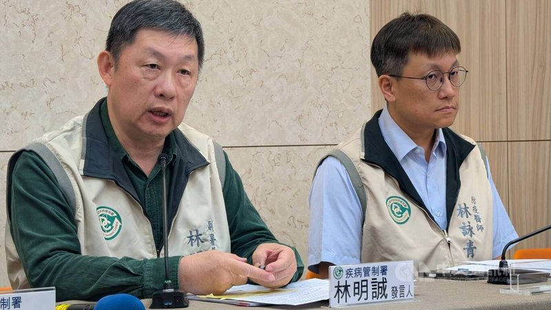 疾管署發言人林明誠（左）9日表示，國內11月30日至12月6日類流感門急診就診人次較前週下降，但近期氣溫變化大，預估疫情將於本週開始升溫。中央社記者曾以寧攝　114年12月9日