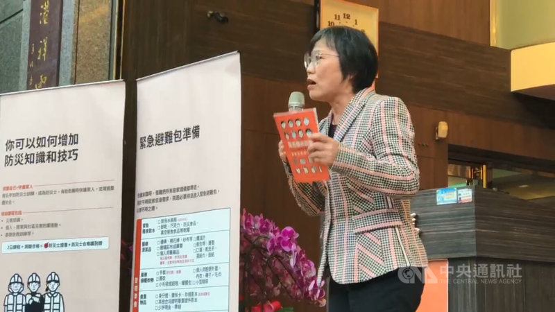 內政部9日在基隆慶安宮舉辦首場台灣全民安全指引宣講會，內政部長劉世芳（圖）出席表示，政府希望透過在地宮廟的社區影響力，協助推廣防災與全民安全觀念，並鼓勵推動防災士培訓。中央社記者王朝鈺攝　114年12月9日