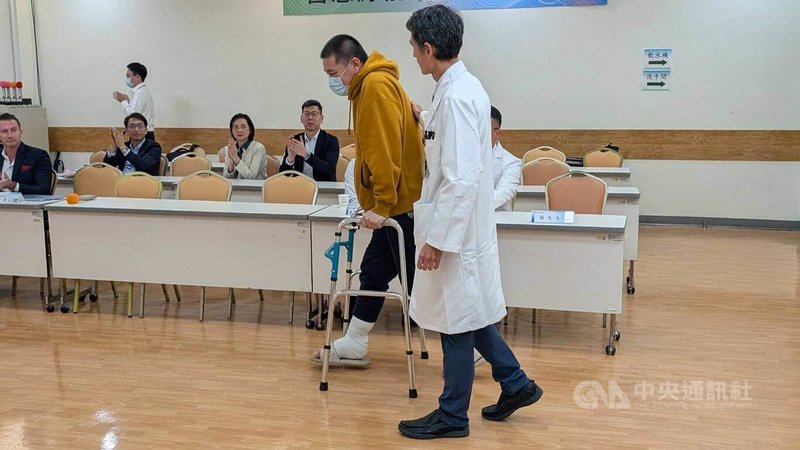 一場國道車禍導致蘇先生雙腳小腿嚴重開放性骨折，尤其右腳踝幾乎截斷，險遭雙腳截肢。新光醫院歷經22次大小手術為他保住雙腳，如今已可用助行器行走。中央社記者曾以寧攝 114年12月9日