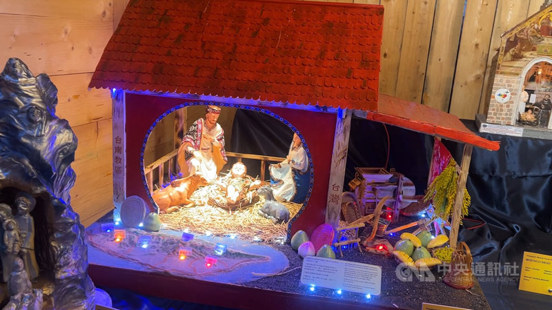 梵蒂岡百大馬槽展8日開幕，台灣作品來自台南教區，以台灣農舍穀倉為主題，融合各地特產元素，前方還有台灣3D地圖標示7大教區位置。中央社記者黃雅詩羅馬攝　114年12月9日