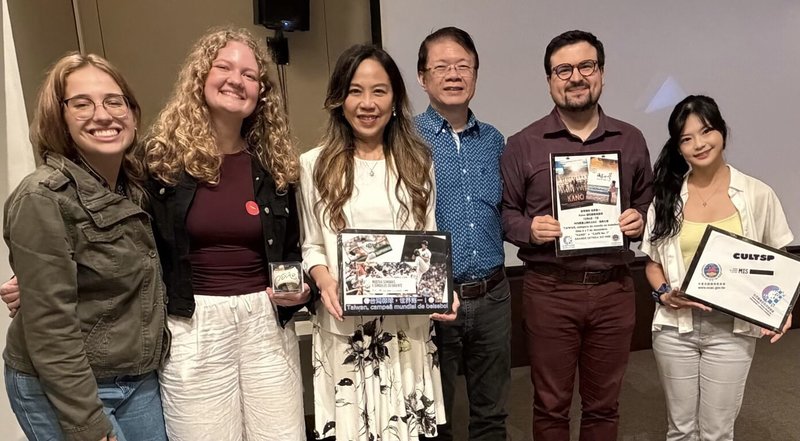 巴西聖保羅聲音與影像博物館（MIS）舉辦「東方的陰影與符號」影展，特別規劃台灣專場，放映經典電影KANO與「海角七號」。駐聖保羅經濟文化辦事處處長朱怡靜（左3）偕夫婿孫述貴（右3）6日出席首映，與館方製作人卡爾達納（右2）及台巴藝術文化交流協會會長謝如欣（右1）等人合影。（台巴藝術文化交流協會提供）中央社記者唐雅陵聖保羅傳真　114年12月9日