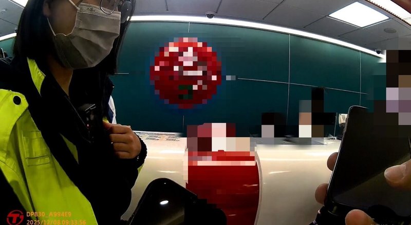 楊姓女子8日在彰化市某銀行稱要投資房地產，須匯款新台幣1000萬元，行員警覺報警，員警到場勸說可能遭遇詐騙，楊姓女子最後未匯款，卻覺得警察管太多。（警方提供）中央社記者吳哲豪傳真　114年12月9日