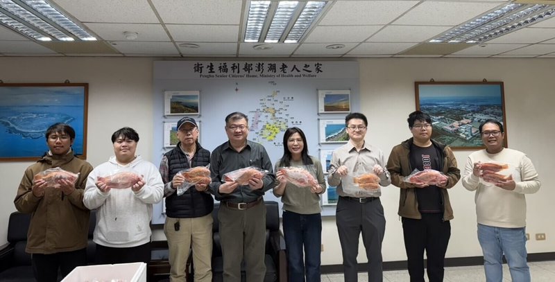澎湖科技大學水產養殖系學生，9日捐贈以全海水養殖的紅尼羅魚給衛福部澎湖老人之家，為長者送上冬日暖胃暖心鮮美滋味。（澎湖科技大學提供）中央社　114年12月9日