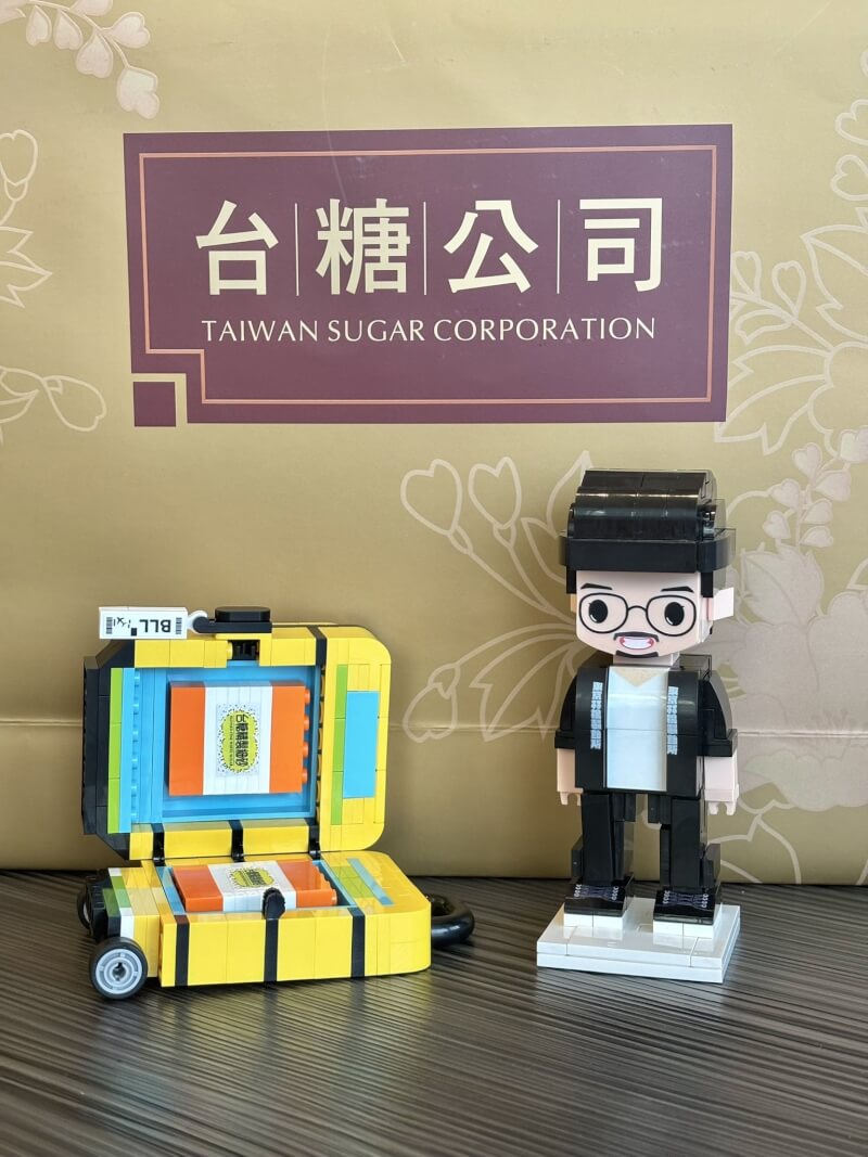日本蘋果糖專賣店「東京林檎製飴所」社長池田喬俊9日到台糖公司總部參訪，台糖特別為池田喬俊送上訂製Q版「池田社長」造型積木。（圖取自x.com/pomedamourtokyo）