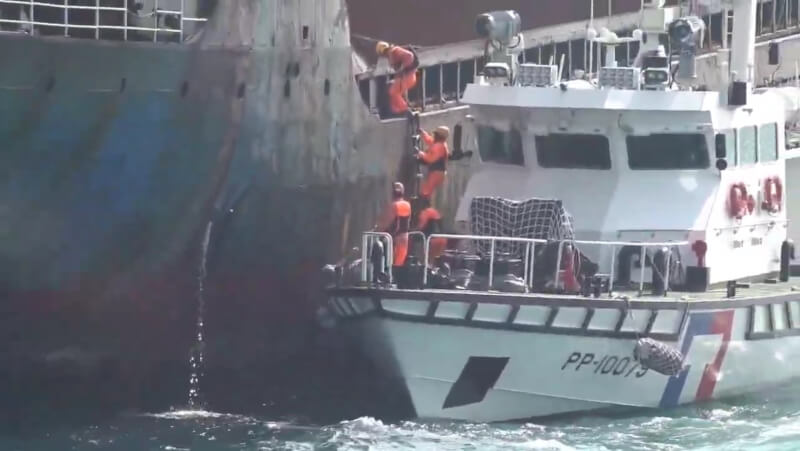 台澎第3海底電纜台南將軍漁港西北方6浬處2月時斷裂，海巡人員以現行犯攔停登檢中資背景權宜輪多哥籍「宏泰」貨輪。（海巡署提供）