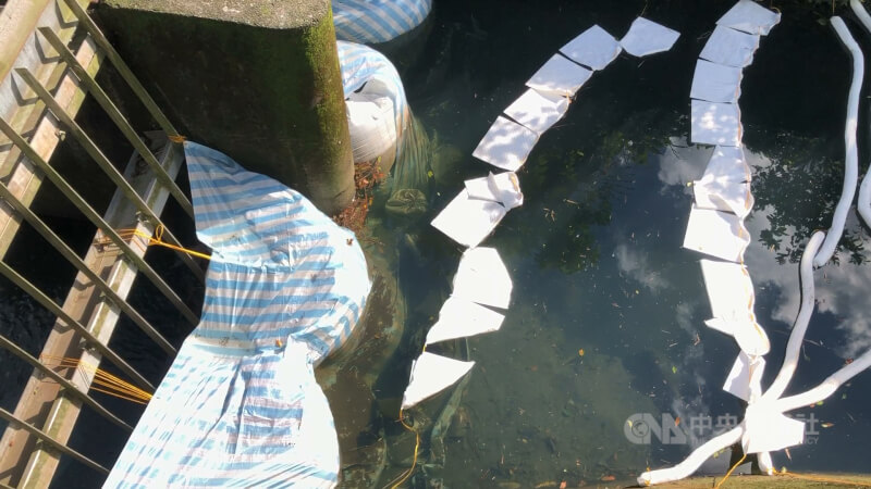 基隆市源遠路102巷旁大排日前出現大量泡沫，台灣自來水公司在大排布設攔油索、吸油棉，防堵受污染水源流至基隆河。中央社記者王朝鈺攝　114年12月7日