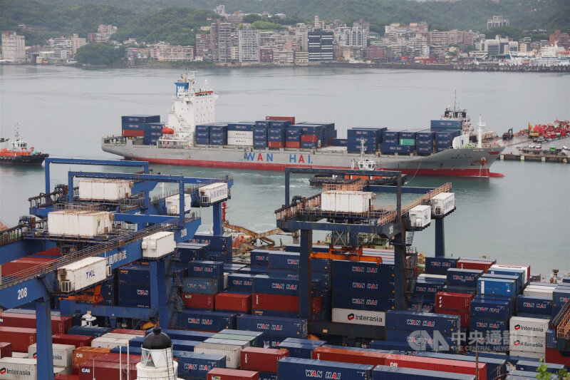 圖為基隆港內一艘萬海航運貨櫃輪。（中央社檔案照片）
