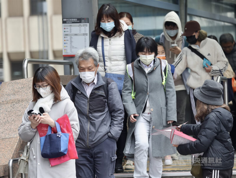 圖為台北市中正區民眾穿著保暖衣物。（中央社檔案照片）