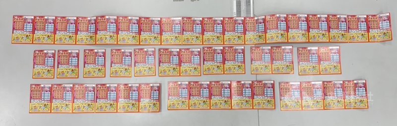 57歲郭姓男子疑因缺錢花用，9日凌晨在台北市西門町假意購買刮刮樂，趁身障賣家不備搶奪面額均為新台幣100元的46張刮刮樂，逃離不久即遭現場民眾與趕來的員警合力壓制。（翻攝照片）中央社記者黃麗芸傳真　114年12月9日