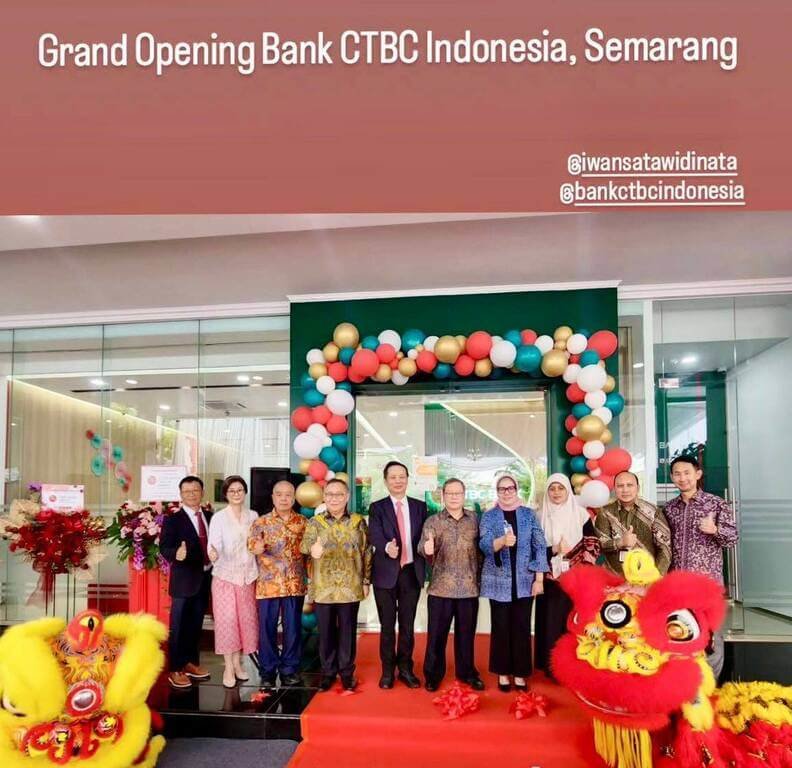 中國信託銀行印尼子行(PT Bank CTBC Indonesia)三寶瓏分行(Semarang Branch)今天開業。駐印尼代表洪振榮(左5)、印尼金管局與央行代表、印尼中爪哇台商會理事長黃媽易、中信銀行印尼子行董事長詹庭禎等逾80位貴賓出席開幕儀式。(印尼代表處提供)中央社 114年12月9日