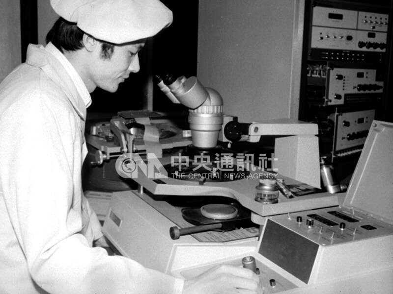 在工業技術研究院電子工業研究中心的積體電路示範工場,工程人員進行晶圓測試工作。中央社記者邱新福攝 66年12月16日