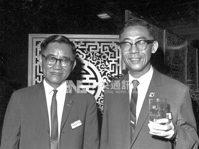 圖為台灣電信管理局局長方賢齊（左）與美國RCA公司電子專家潘文淵博士（右）合影。中央社記者馮國鏘攝 55年7月9日