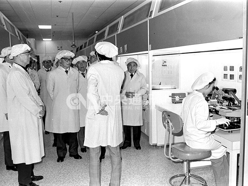 國民黨中央常務委員倪文亞等人,參觀工研院電子工業研究中心積體電路示範工場各項設施。中央社記者馮國鏘攝 67年12月7日