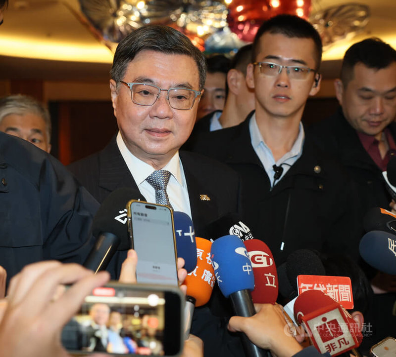 行政院長卓榮泰（左）9日在台北出席2025行政院長與商業領袖座談會，會前接受媒體聯訪，回應中央政府總預算等議題。中央社記者謝佳璋攝  114年12月9日