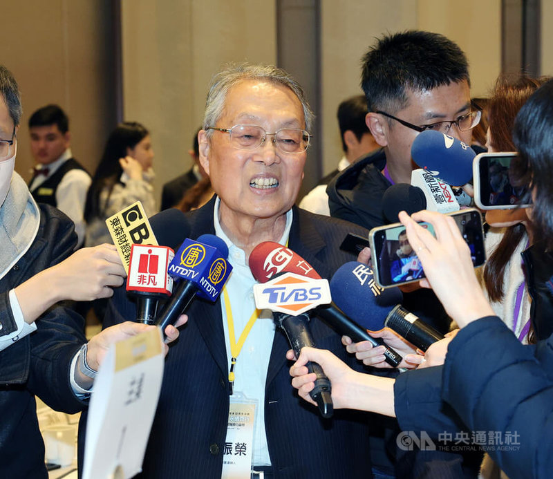 宏碁集團創辦人施振榮(中)9日出席台灣上市櫃公司協會舉辦的台灣企業永續驅動力論壇,會前受訪被問及對台積電洩密案的看法,他認為應該沒有太大問題,也強調「不要侵害智慧財產權也是最重要的。」中央社記者郭日曉攝 114年12月9日