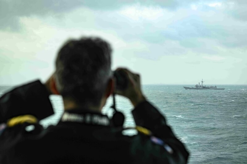 紐西蘭海軍艦艇11月航經台灣海峽時，遇到一艘台灣巡防艦。（圖取自facebook.com/NZDefenceForce）