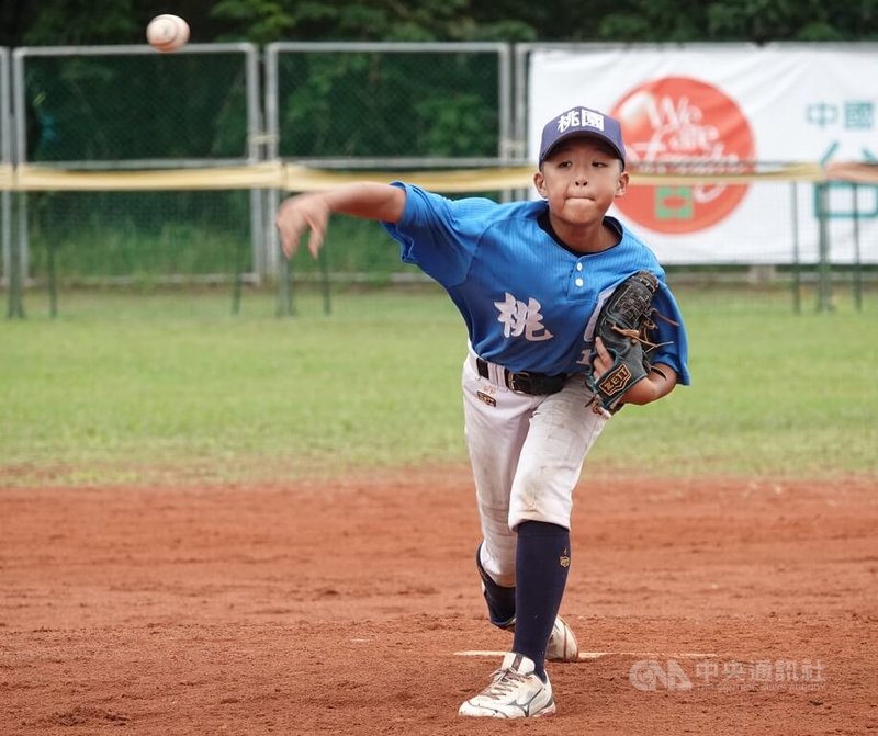 台彩威力盃少棒賽桃園市9日冠軍戰與南投縣交手,打線缺適時一擊,終場以0比5吞敗、拿下亞軍;圖為桃園市隊投手李承軒。中央社記者謝靜雯攝 114年12月9日