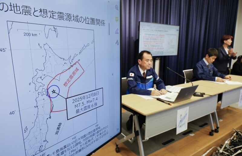 日本青森縣外海8日深夜發生強烈地震，氣象廳9日凌晨召開記者會說明相關資訊。（共同社）