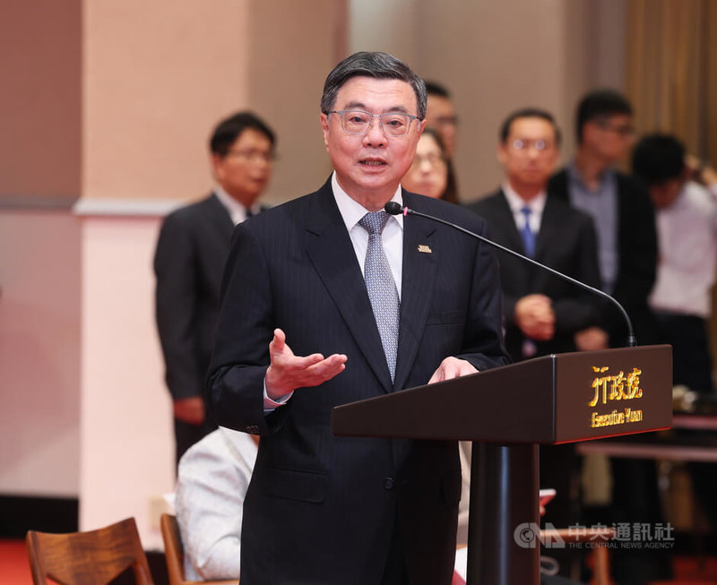 行政院長卓榮泰（前）9日接見「第13屆世界留台校友會聯誼總會參訪團」，致詞時表示，期待世界留台校友能在居住國成為一個親台派、知台派，共同幫助台灣走向國際、壯大自己。中央社記者謝佳璋攝  114年12月9日