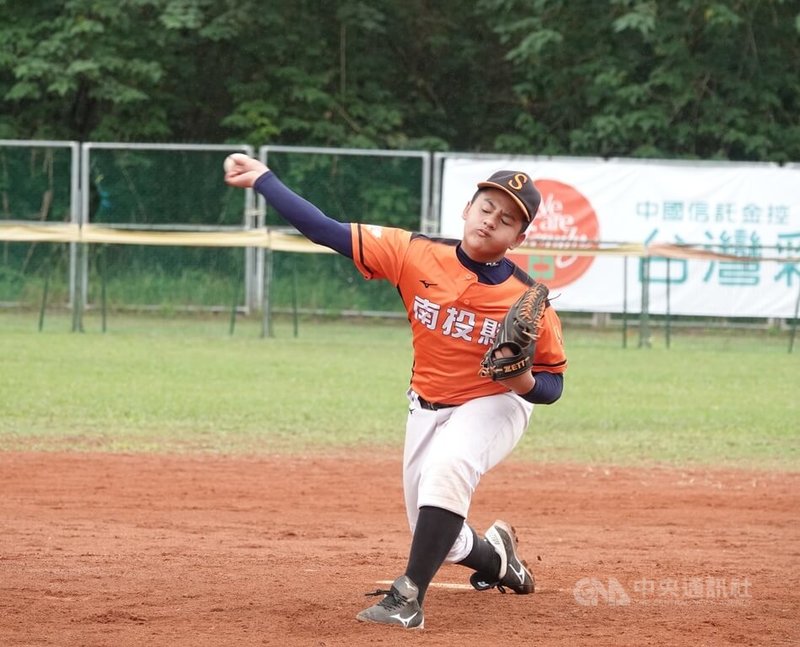 台彩威力盃少棒賽冠軍戰9日由南投縣與桃園市交手，南投縣先發投手田司恩（圖）展現壓制力，6局完封對手打線，助隊以5比0搶勝奪冠，拿下賽會最有價值球員（MVP）。中央社記者謝靜雯攝　114年12月9日