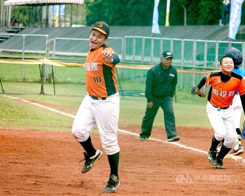 威力盃少棒賽南投縣田司恩(左)9日冠軍戰6局完封桃園打線,助隊以5比0奪冠、獲頒MVP,抓下最後一個出局數,開心跳起吶喊。中央社記者謝靜雯攝 114年12月9日