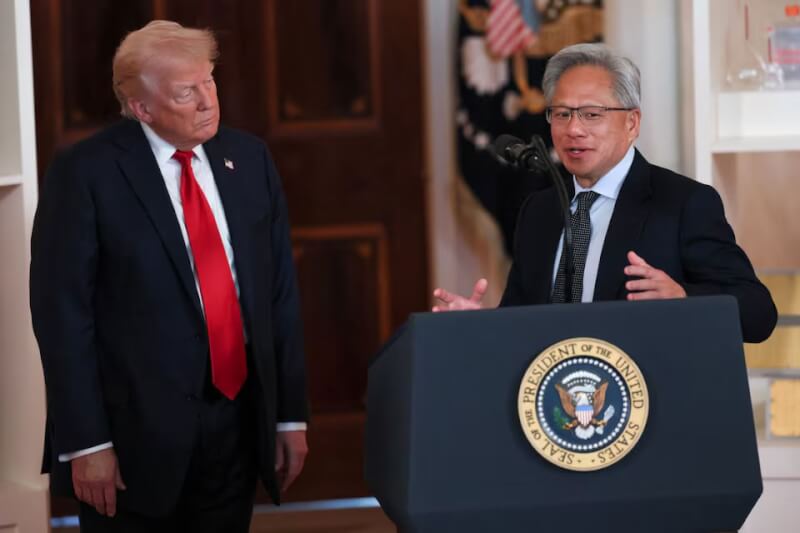 美國總統川普（左）與輝達執行長黃仁勳（右）4月在白宮會面後，共同發表談話。（路透社）