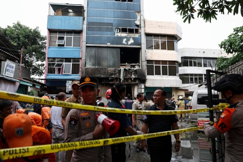 印尼首都雅加達1棟7層樓的辦公大樓9日發生火災，事發大樓外牆被燒黑，造成至少22人喪生。（路透社）
