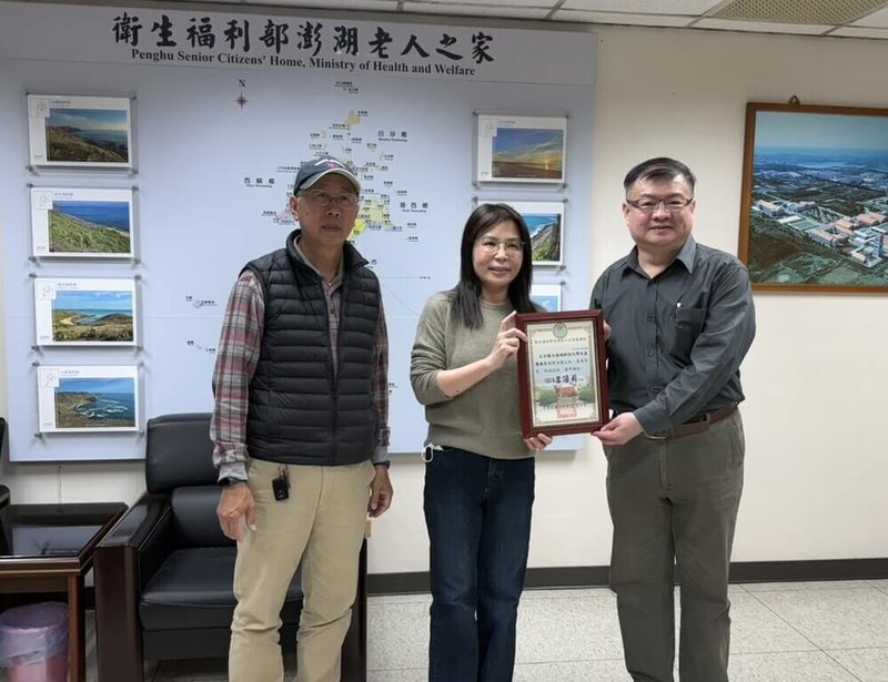 澎湖科大養殖系9日捐贈全海水養殖紅尼羅魚給衛福部澎湖老人之家,由老人之家秘書兼室主任王語莉(中)代表受贈並回贈感謝狀。(澎湖科技大學提供)中央社 114年12月9日