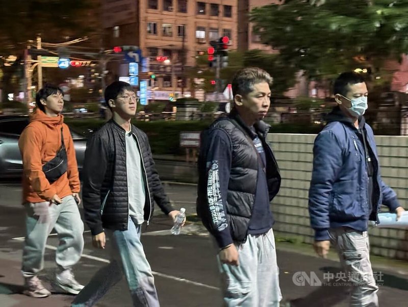 新北市刑大趙姓偵查員(左2)及前刑大王姓偵查佐(右2)涉貪污、洩密等罪,9日遭移送新北地檢署,複訊後各以5萬、10萬元交保。中央社記者曹亞沿攝 114年12月10日