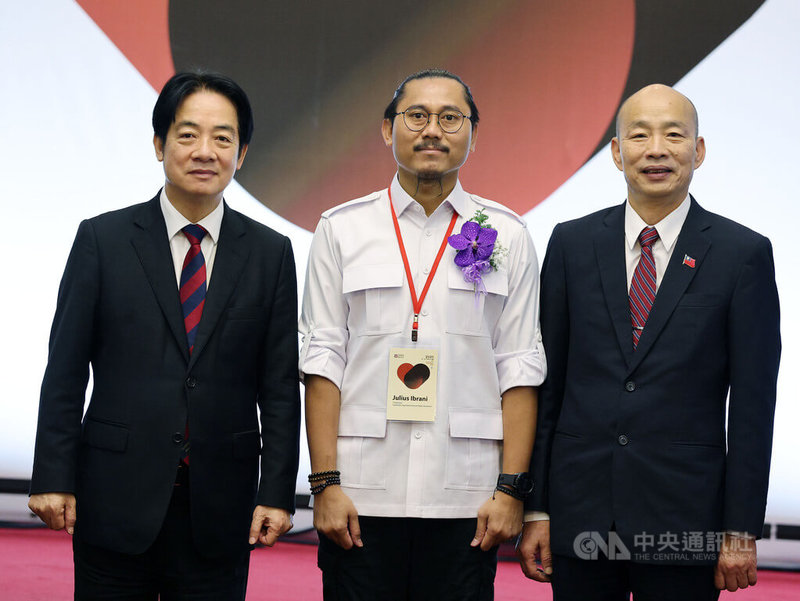 總統賴清德（左）與立法院長、台灣民主基金會董事長韓國瑜（右）10日上午出席第20屆亞洲民主人權獎頒獎典禮，恭喜印尼法律援助與人權協會（PBHI）獲獎。圖中為協會主席伊布拉尼（Julius Ibrani）。中央社記者郭日曉攝　114年12月10日