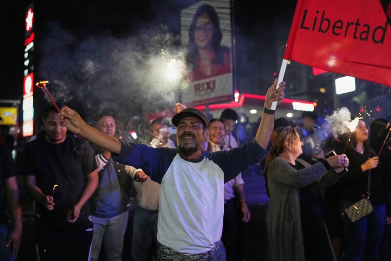 宏都拉斯自由重建黨支持者9日走上首都德古西加巴街頭抗議。（美聯社）