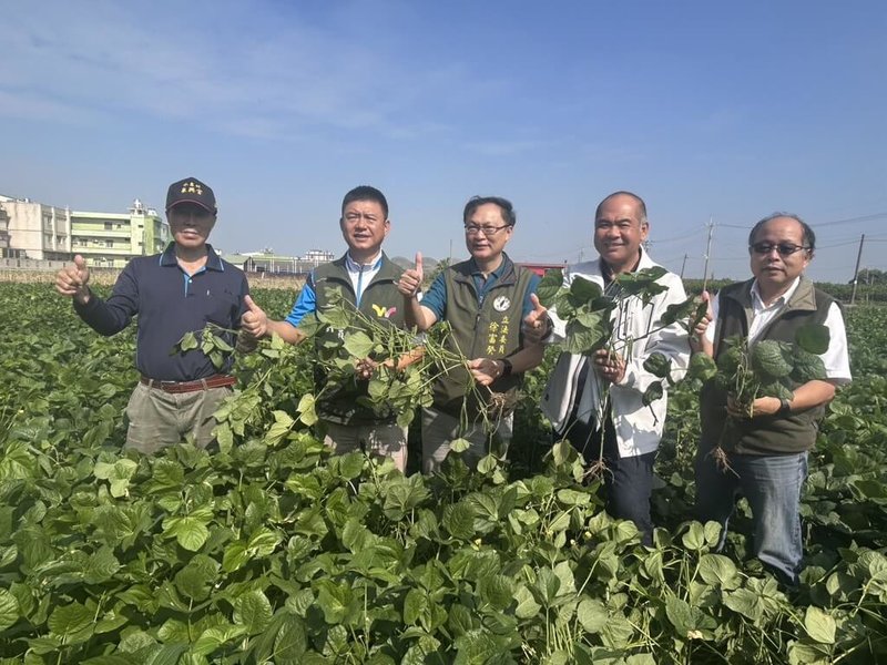 為強化萬丹紅豆的生產管理、提升產銷履歷推動效能及用藥安全，10日民進黨立委徐富癸（中）、屏東縣議員許展維（左2）舉辦紅豆產銷履歷建置講習，並到田間關心紅豆生長情形。（立委徐富癸辦公室提供）中央社記者李卉婷傳真　114年12月10日