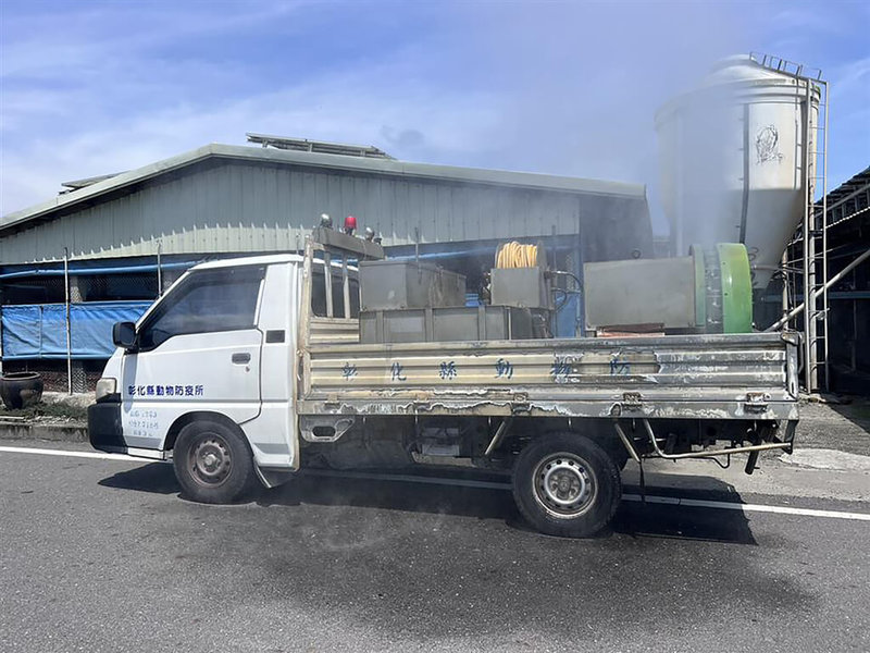 適逢冬季禽流感好發季節，彰化縣動物防疫所防疫消毒車加強養禽場周邊公共區域消毒等措施，減少禽流感發生風險。（彰化縣政府提供）中央社記者鄭維真傳真 114年12月10日